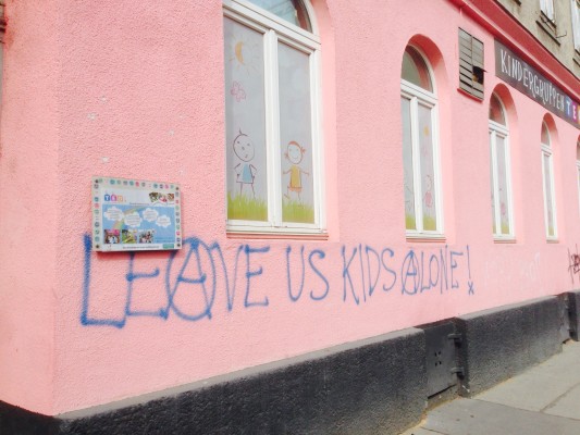 Leave Us Kids Alone an der Hauswand eines Wiener Kindergartens