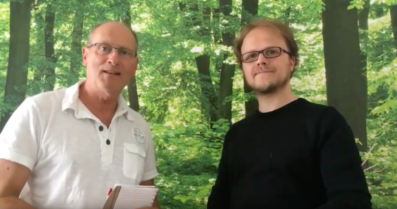Joachim Sucker und Jöran Muuß-Merholz stehen im Wald