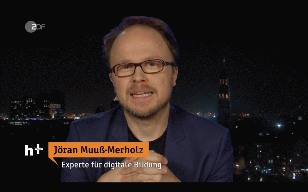 Jöran Muuß-Merholz im ZDF mit Muppet-Händen und der Bauchbinde "digitale Bildung"