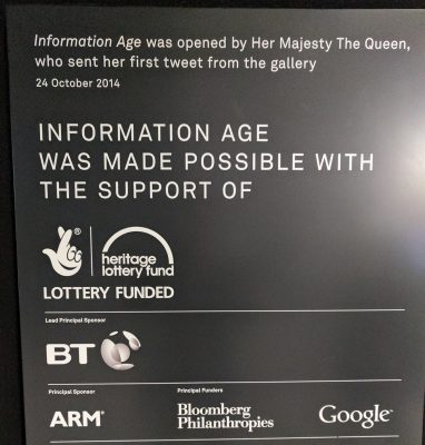 Schild „Information age was opened by Her Majesty the Queen ...“